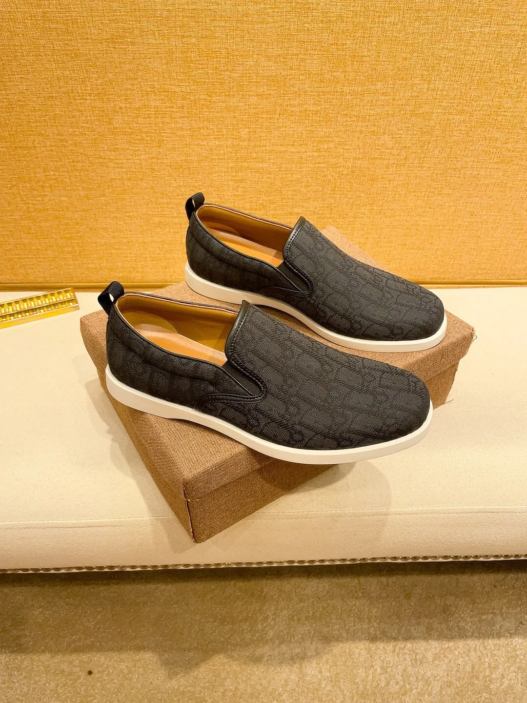 Factory price 380🔥[Dior] The latest 2024 new model is carefully crafted and set off the audience! An international brand that continues to innovate. This men's all-season casual shoe, the original version, has an all-leather upper, breathable and comfortable leather feet ➕Rubber non-slip outsole, breathable and comfortable, quality speaks for itself👄Color: two colors Size: 38-44